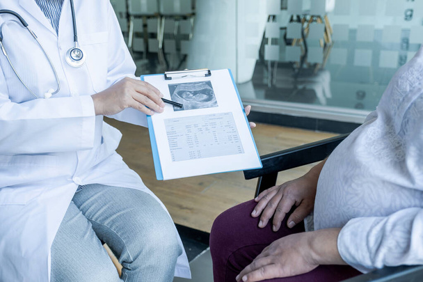 Lékař zkontroluje zdraví a doporučí těhotenství těhotným ženám. - Fotografie, Obrázek