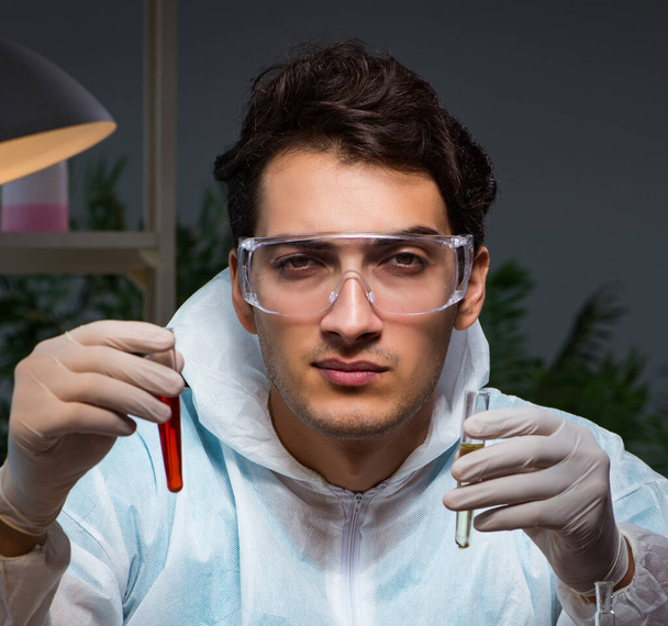 Jovem médico do sexo masculino fazendo exame de sangue tarde da noite em horas extras tim
 - Foto, Imagem