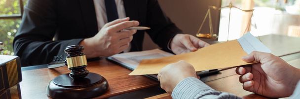 Мужній нотаріус або суддя консультується або обговорює контракти з клієнтом Businessman на посаді, в концепції юридичних послуг - Фото, зображення