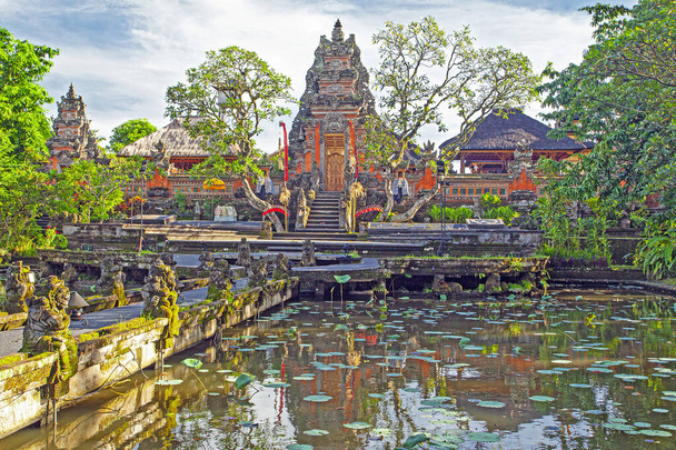 Belle Saraswaty temple Earl matin, reflété dans le lac tha, Ubud, Indonésie
 - Photo, image