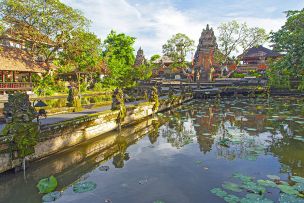 Belle Saraswaty temple Earl matin, reflété dans le lac tha, Ubud, Indonésie
 - Photo, image