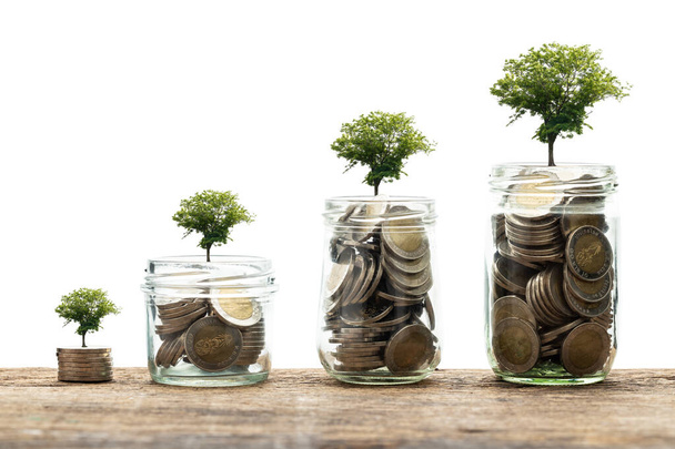 Koncepcja oszczędzania pieniędzy i finansów, krok stosu monet na drewnianym biurku odizolowanym na białym tle - Zdjęcie, obraz
