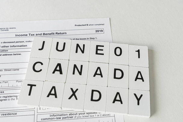 1 июня с 30 апреля пересмотренный день налога Канады поможет налогоплательщикам во время пандемии вируса короны Covid 19 - Буквенная плитка
 - Фото, изображение