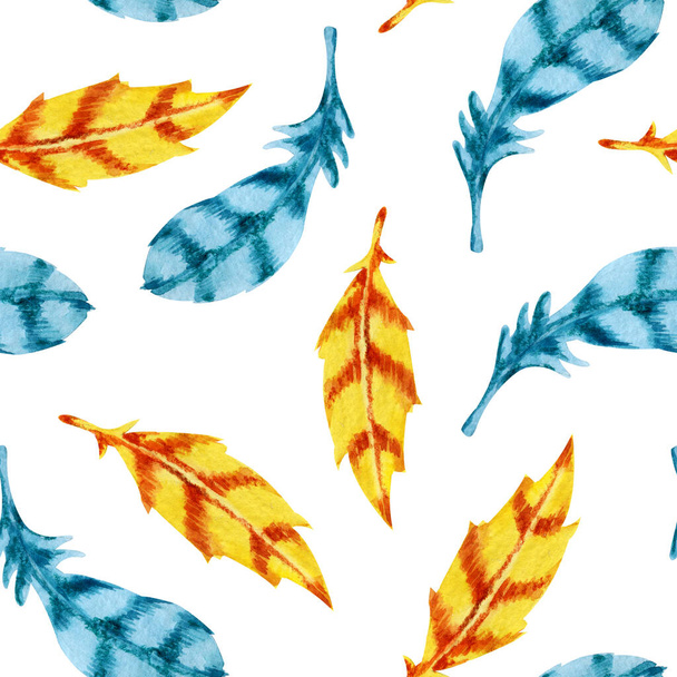 Бесшовный рисунок с красочными птичьими перьями. Ручной рисунок акварелью изолирован на белом фоне. Дизайн пасхальных и праздничных товаров, обои, обложка, обертка, упаковка
. - Фото, изображение