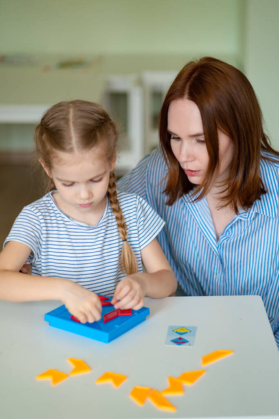 mom and Daughter solve mathematical puzzle. - Foto, afbeelding