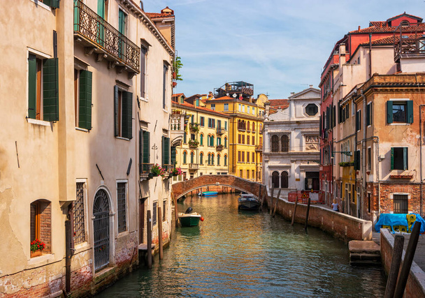 Venetsiassa, Italiassa. Picturesque Vinican maisema perinteisiä italialaisia taloja ja silta kanavan yli
. - Valokuva, kuva