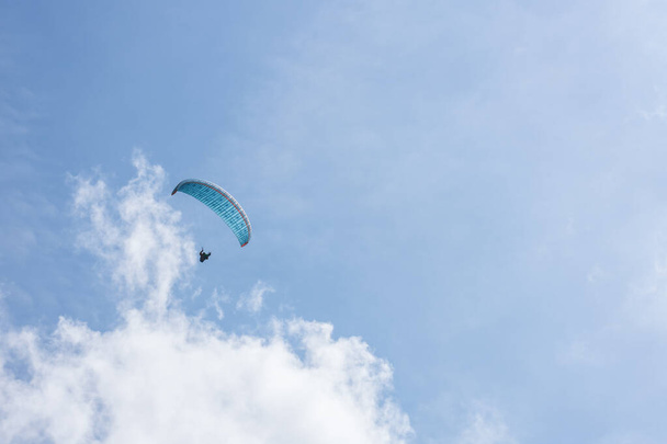 Parapente bleu flottant dans le ciel en été
 - Photo, image