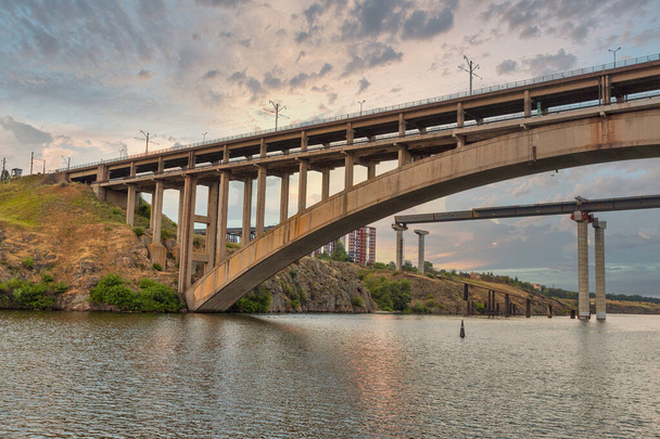 Ponte Preobrazhensky através do rio Dnieper para a ilha de Khortitsa, na cidade de Zaporozhye, Ucrânia
. - Foto, Imagem