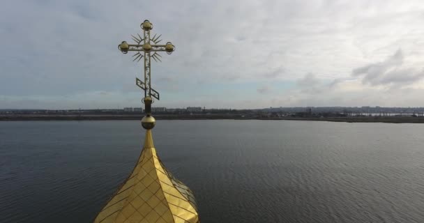 Вид с воздуха. Золотой Крест на церкви на красивом фоне большой реки
 - Кадры, видео