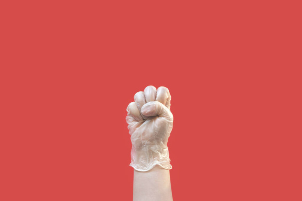 hand in hand met beschermende latex handschoenen om het coronavirus te bestrijden - Foto, afbeelding
