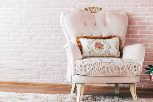 interior de lujo con pared de ladrillo de color claro y sillón de cuero
 - Foto, Imagen