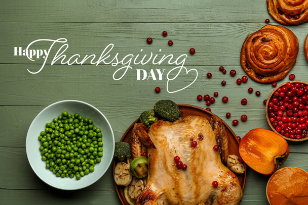 Sabroso pavo al horno y diferentes alimentos para el día de Acción de Gracias en la mesa de madera
 - Foto, Imagen