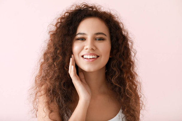 Piękna młoda Afroamerykanka ze zdrową skórą na tle koloru - Zdjęcie, obraz