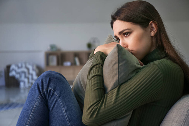 Депрессивная молодая женщина дома
 - Фото, изображение