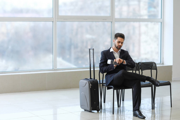 Young businessman with luggage at the airport - 写真・画像