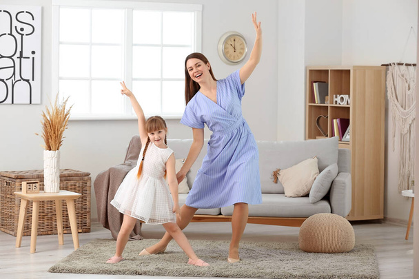 Mère heureuse et sa petite fille dansent à la maison
 - Photo, image