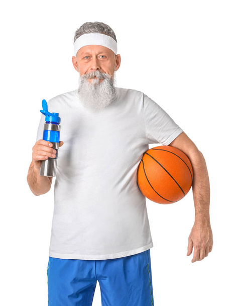 Beyaz arka planda topu ve bir şişe suyu olan sportif yaşlı bir adam. - Fotoğraf, Görsel