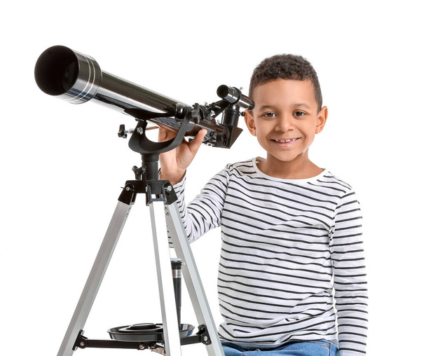 Niño afroamericano con telescopio sobre fondo blanco
 - Foto, Imagen