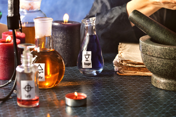 Üvegek italokkal az alkimista asztalon - Fotó, kép