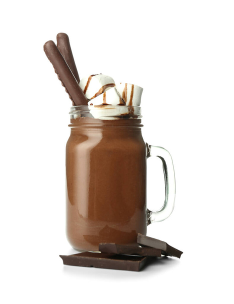 Einmachglas mit heißer Schokolade auf weißem Hintergrund - Foto, Bild