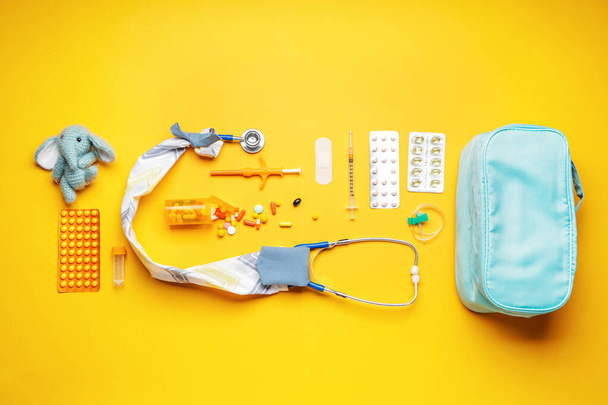 Stethoscope with cover and supplies on color background - Fotografie, Obrázek