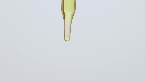 лавандові краплі олії падають з піпетки
  - Кадри, відео