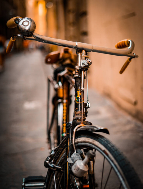 vieja bicicleta aparcada en una calle italiana Nincs magyar neve - Fotó, kép