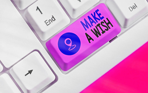 Schrijfbriefje met Make A Wish. Zakelijke foto presentatie te verlangen naar een situatie die verschilt van de situatie die bestaat. - Foto, afbeelding