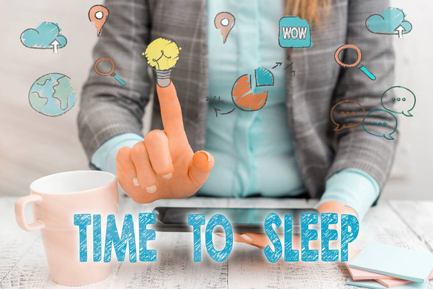 Λέξη που γράφει "Ώρα για ύπνο". Επιχειρηματική έννοια για μια φυσική περίοδο ύπνου ή για να είναι σε κατάσταση αδράνειας. - Φωτογραφία, εικόνα