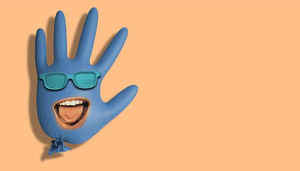 Mooie creatieve gemaakt met blauwe latex chirurgische of medische handschoenen (mond en zonnebril) op een roze patroon achtergrond voor het ontwerp. Coronavirus concept, Bescherm jezelf. - Foto, afbeelding