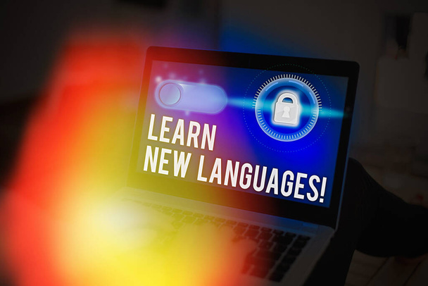 Handschrift Textschreiben lernen neue Sprachen. Konzept bedeutet, die Fähigkeit zur Kommunikation in Fremdsprachen zu entwickeln. - Foto, Bild