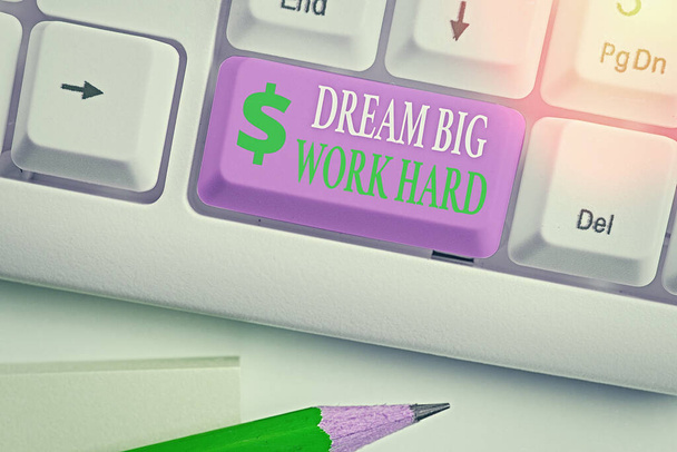 Escribiendo nota mostrando Dream Big Work Hard. Exhibición de fotos de negocios Cree en ti mismo y sigue los sueños y metas
. - Foto, Imagen