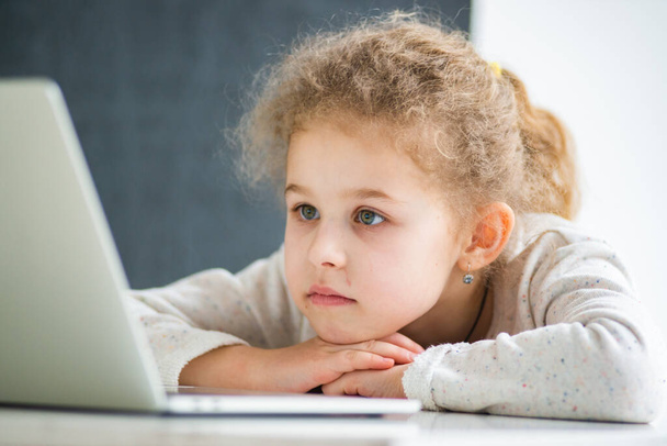 little girl with laptop - Valokuva, kuva