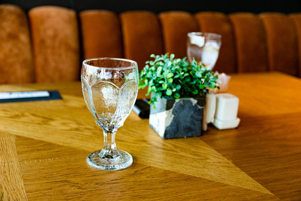 glasses on a table in a restaurant - Zdjęcie, obraz
