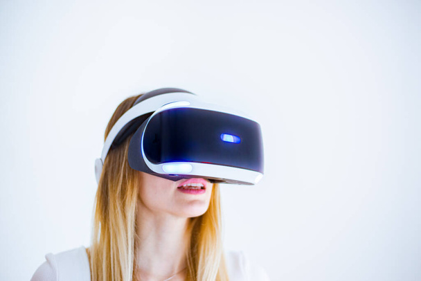 girl with virtual reality glasses - Foto, Bild