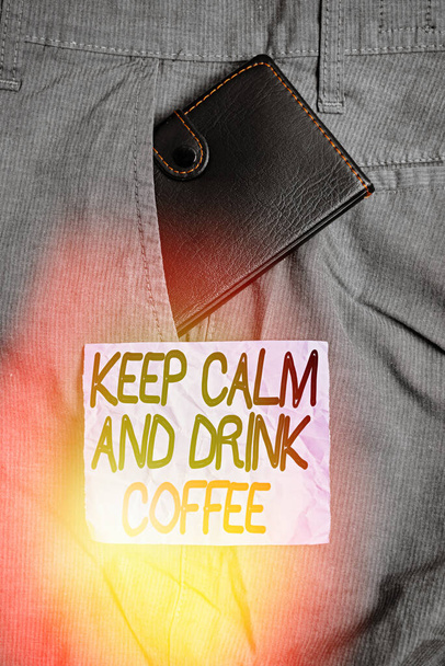 Fogalmi kézírás, ami a Keep Calm and Drink Coffee-t mutatja. Üzleti fotó szöveg ösztönzi, hogy élvezze a koffein ital és pihenjen Kis pénztárca belül nadrág elülső zseb mellett jelölés papír. - Fotó, kép
