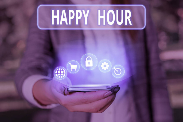 Fogalmi kézírás a Happy Hour-ról. Üzleti fotó szöveg, amikor italokat értékesítenek kedvezményes áron egy bárban vagy étteremben. - Fotó, kép
