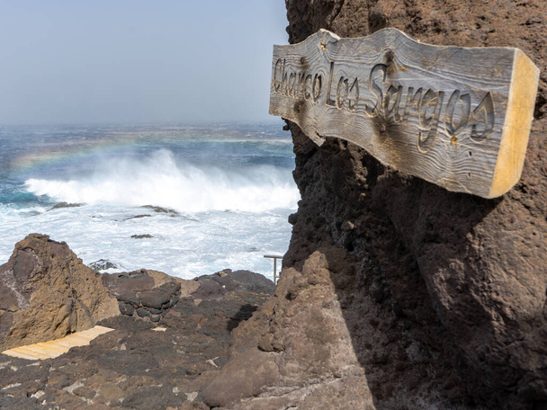 Inmenso en el Charco de Los Sargos, El Hierro. Las olas producen un arco iris
. - Foto, Imagen