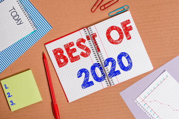 Word writing text Best Of 2020. Επιχειρηματική έννοια για μεγάλα και θαυμάσια πράγματα και γεγονότα που συνέβησαν το 2020 Ριγέ χαρτόνι σημειωματάριο γραφείο μελέτη προμήθειες χαρτί γραφήματος. - Φωτογραφία, εικόνα