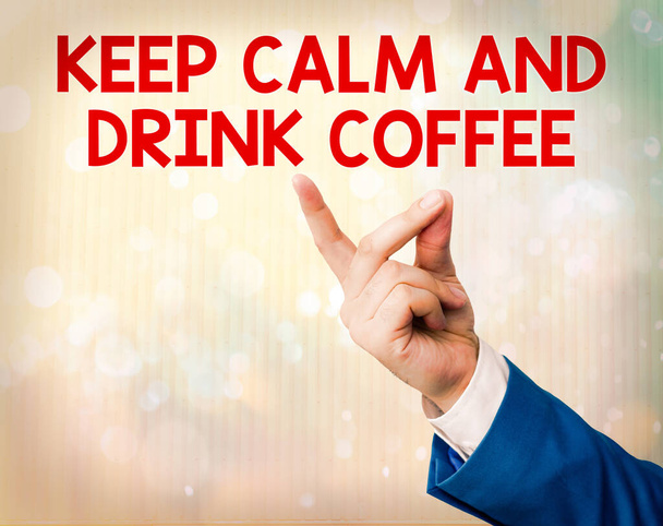 Kézírás szöveg Maradj nyugodt és igyál kávét. Fogalom jelentése ösztönözze, hogy élvezze a koffein ital és pihenjen. - Fotó, kép