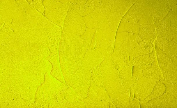Žlutá hořčice barva hrubého povrchu malty betonová stěna s náhodnou texturou cement omítky masory mužské práce - Fotografie, Obrázek