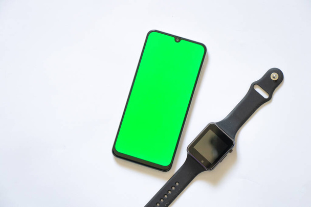 téléphone à écran tactile avec écran vert et montre intelligente
 - Photo, image