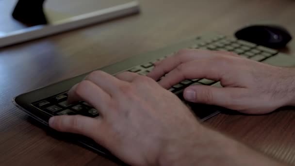 of man hands quickly typing on the keyboard - Materiał filmowy, wideo