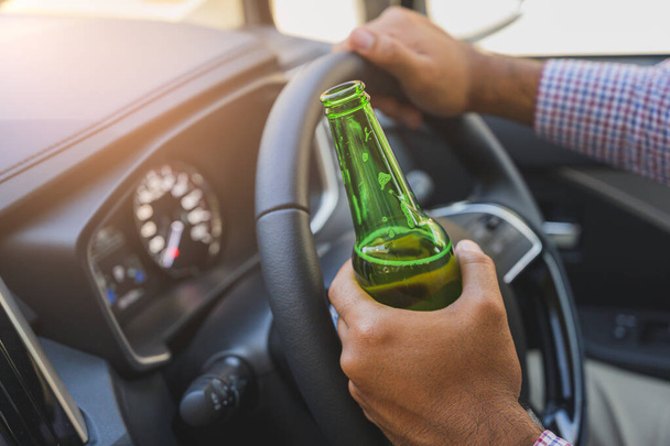 Joven bebiendo cerveza mientras conduce el coche
 - Foto, Imagen