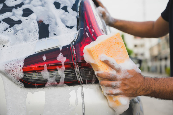Homem limpeza de lavagem de carro com esponja e espuma
 - Foto, Imagem