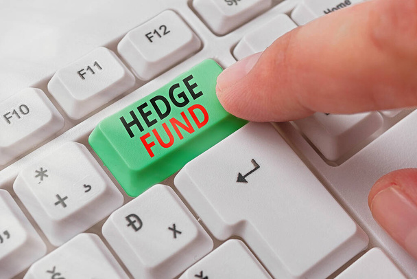 Tekst pisma: Fundusz hedgingowy. Koncepcja oznaczająca zasadniczo wymyślną nazwę alternatywnego partnerstwa inwestycyjnego. - Zdjęcie, obraz