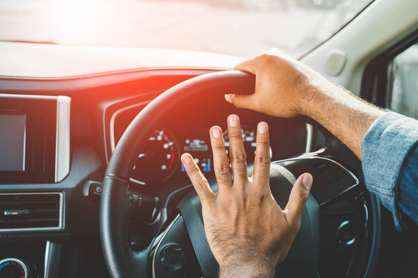 Χέρι άνθρωπος πιέζει κέρατο αυτοκινήτου κατά την οδήγηση του αυτοκινήτου. - Φωτογραφία, εικόνα