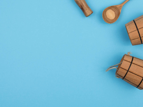 Wooden household items on a blue background. The view from the top. Ecological utensils. - Foto, Bild