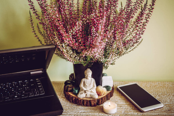 Using semi precious gemstone crystals at workplace desk to boost productivity, block electromagnetic waves, protect from negative energy and attract prosperity concept. - Foto, Imagen