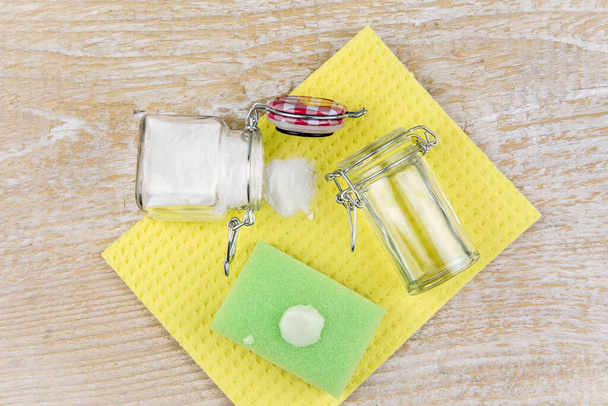 Przyroda i ekologiczny naturalny soda oczyszczająca i pasta oliwy z oliwek na gąbce do mycia do czyszczenia domu, usuwanie plam, nietoksyczny produkt czyszczący koncepcja. Przestrzeń kopiowania. - Zdjęcie, obraz